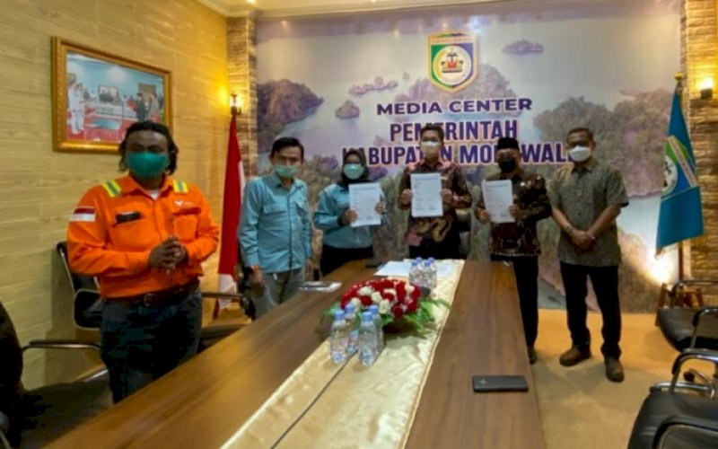 PERJANJIAN HIBAH. PT Vale menandatangani Naskah Perjanjian Hibah Daerah Pemkab Morowali terkait renovasi dan hibah bangunan Puskesmas di Desa Bahomatefe, Kecamatan Bungku Timur, Kabupaten Morowali, Sulawesi Tengah di Kantor Bupati Morowali, Sulawesi Tengah. foto: istimewa