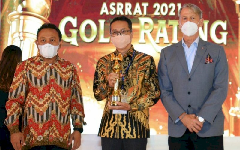 PENGHARGAAN. Senior Manager Communication PT Vale Indonesia Tbk, Bayu Aji menerima penghargaan ajang Asia Sustainability Reporting Rating (ASRRAT) 2021 yang diserahkan di Jakarta, Rabu (17/11/2021). foto: istimewa