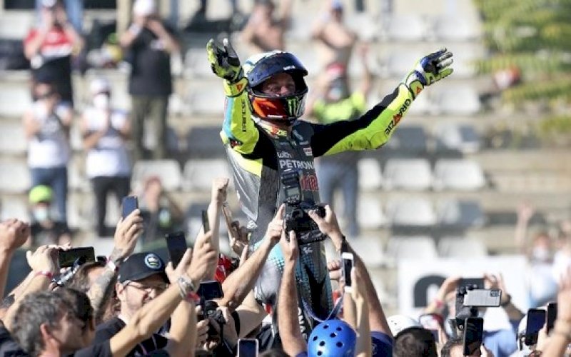 PENSIUN. Valentino Rossi diarak usai melakoni balapan terakhirnya di MotoGP Valencia, Minggu (14/11/2021). foto: istimewa