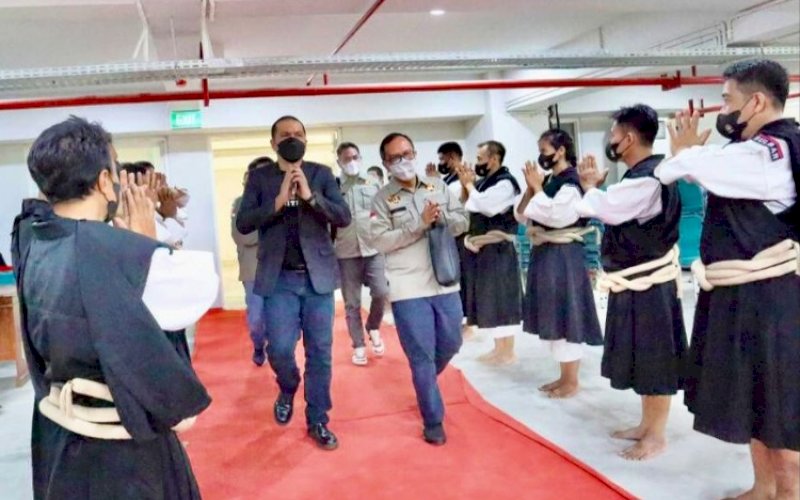 PRA PORPROV. Ketua Perkemi Kota Makassar yang juga Ketua Panitia Pra Porprov Sulsel Kempo Wachyudi Muchsin (kiri) bersama Ketua Perkemi Provinsi Sulsel Mufti Arimurti saat menghadiri Pra Porprov Sulsel cabang olahraga kempo di Aula Kampus UIM, Kota Makassar, Sabtu (20/11/2021). foto: istimewa