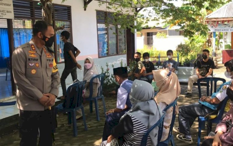 PENINJAUAN. Kapolres Palopo, AKBP Muh Yusuf Usman, melakukan peninjauan pelaksanaan vaksinasi Covid-19 di sejumlah kelurahan di Kota Palopo, Senin (22/11/2021). foto: istimewa