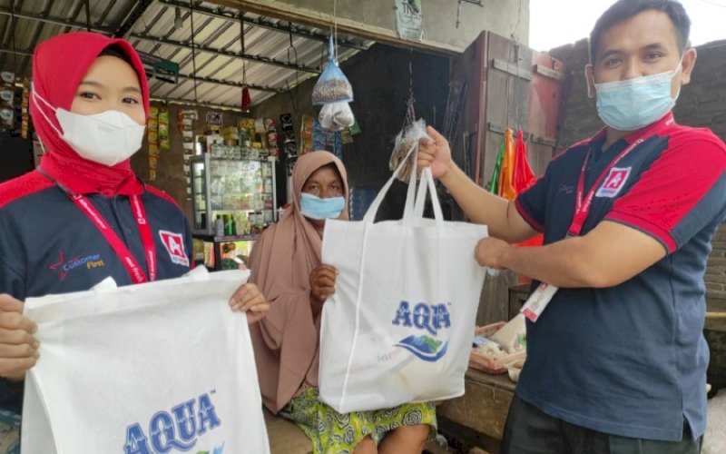 BANTUAN. Tim Alfamidi menyerahkan protection package untuk para pedagang kecil, Jumat (31/12/2021). foto: istimewa