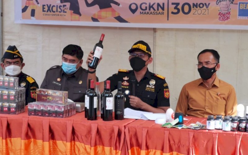 PEMUSNAHAN. Kepala Bea Cukai Sulawesi Bagian Selatan Nugroho Wahyu Widodo dan Sekda Provinsi Sulsel Abdul Hayat Gani pada pemusnahan barang penindakan dari Bea Cukai dengan cara dibakar dan dipotong menggunakan mesin pemotong kayu di Gedung Keuangan RI di Makassar, Selasa (30/11/2021). foto: istimewa
