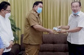 Abdul Hayat Serahkan Bantuan ke Masjid Al-Markaz Al-Islami Makassar