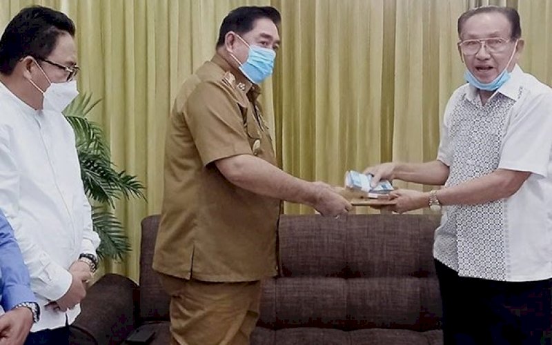 SERAHKAN BANTUAN. Dewan Penasehat KKDB Abdul Hayat Gani (kiri) menyerahkan bantuan untuk korban angin puting beliung kepada Ketua Yayasan Masjid Al-Markaz Al-Islami Makassar Prof Basri Hasanuddin, Selasa (28/12/2021). foto: istimewa