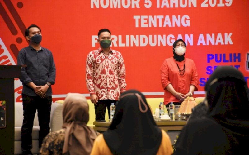 SOSIALISASI PERDA. Anggota DPRD Kota Makassar, Al Hidayat Syamsu (tengah), menggelar sosialisasi Peraturan Daerah (Perda) nomor 6 tahun 2018 tentang Perlindungan Anak di Hotel Dalton Makassar, Selasa (14/12/2021). foto: istimewa