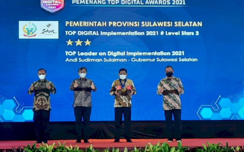 PENGHARGAAN. Kepala Dinas Komunikasi dan Informatika Sulsel, Amson Padolo (kedua kanan), menerima penghargaan Top Digital Awards 2021 dari Majalah ITWorks di Hotel Raffles Jakarta, Selasa (21/12/2021). foto: istimewa 