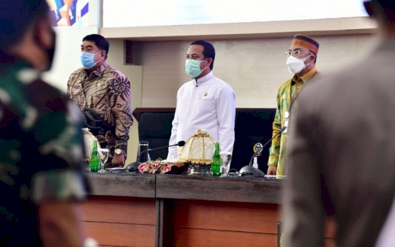 PENYERAHAN DIPA. Plt Gubernur Sulsel Andi Sudirman Sulaiman (tengah) didampingi Sekda Provinsi Sulsel Abdul Hayat Gani (kiri) pada penyerahan DIPA K/L dan Daftar Alokasi TKDD Tahun 2022 di Ruang Rapat Pimpinan Kantor Gubernur Sulsel, Jumat (3/12/2021). foto: istimewa