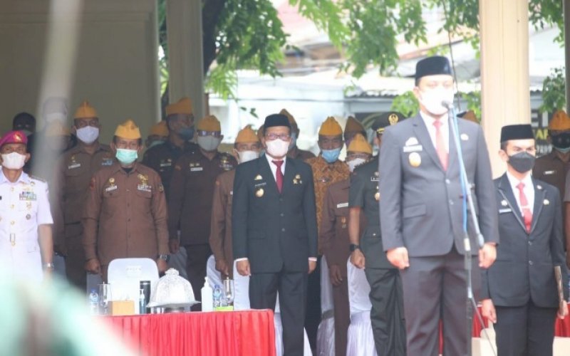 PIMPIN UPACARA. Plt Gubernur Sulsel Andi Sudirman Sulaiman, memimpin upacara peringatan Hari Korban 40.000 Jiwa di Monumen Korban 40.000 Jiwa, Jl Langgau, Kota Makassar, Sabtu (11/12/2021). Turut hadirWali Kota Makassar, Moh Ramdhan Pomanto. foto: istimewa