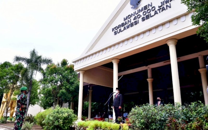PIMPIN UPACARA. Plt Gubernur Sulsel Andi Sudirman Sulaiman, memimpin upacara peringatan Hari Korban 40.000 Jiwa di Monumen Korban 40.000 Jiwa, Jl Langgau, Kota Makassar, Sabtu (11/12/2021). foto: istimewa