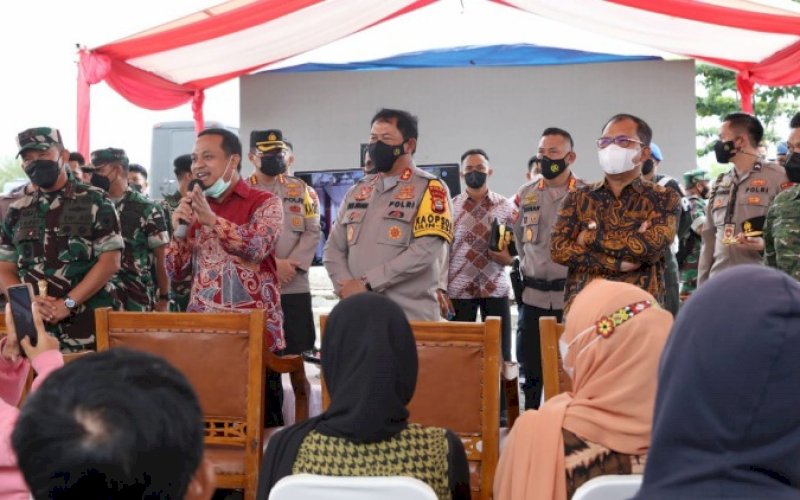 VAKSINASI. Plt Gubernur Sulsel Andi Sudirman Sulaiman bersama Kapolda Sulsel Irjen Pol Nana Sudjana, Pangdam XIV Hasanuddin Mayjen TNI Mochamad Syafei Kasno, dan Wali Kota Makassar Moh Ramdhan Pomanto meninjau vaksinasi massal di Lego-lego Center Point of Indonesia (CPI), Jl Metro Tanjung Bunga Makassar. foto: istimewa 