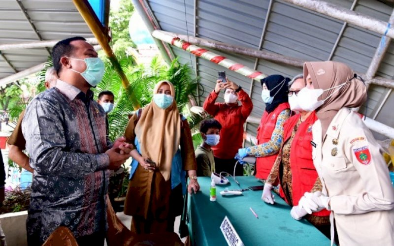 VAKSINASI. Plt Gubernur Sulsel, Andi Sudirman Sulaiman, meninjau vaksinasi di Lapangan Citra Mas Alun-alun Kota Pangkep, Selasa (21/12/2021). foto: istimewa