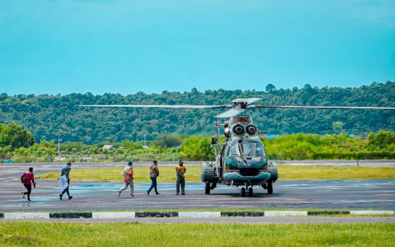 KUNJUNGAN. Plt Gubernur Sulsel, Andi Sudirman Sulaiman, menggunakan helikopter milik TNI AU melakukan kunjungan ke Kabupaten Kepulauan Selayar, Minggu (19/12/2021). foto: istimewa