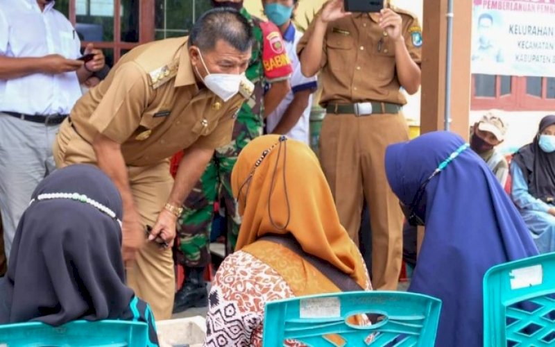 VAKSINASI. Bupati Bulukumba, Andi Muchtar Ali Yusuf, turun langsung memantau kegiatan pelaksanaan vaksinasi Covid-19, Senin (27/12/2021). foto: istimewa