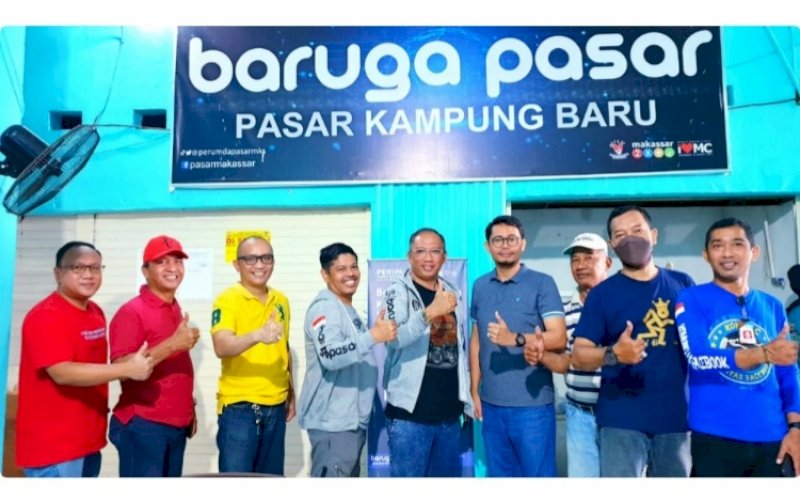 KUNJUNGAN. Kepala Dinas Perdagangan Provinsi Sulsel Ashari Fakhsirie Radjamilo (tengah) bersama rombongan disambut Direktur Operasional Perumda Pasar Makassar Raya Saharuddin Ridwan saat melakukan kunjungan di Pasar Kampung Baru Makassar, Rabu (1/12/2021). foto: istimewa