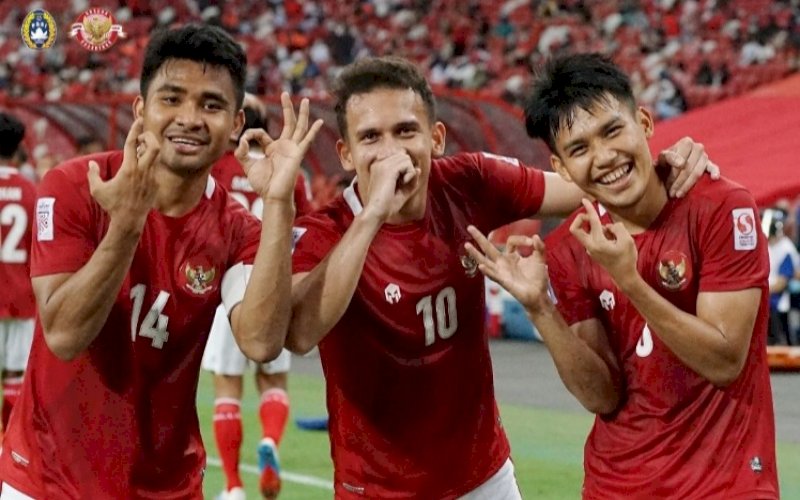 SELEBRASI. Kapten Timnas Indonesia, Asnawi Mangkualam Bahar (kiri), bersama rekan-rekannya selebrasi kemenangan atas Singapura 4-2 pada babak semifinal Piala AFF 2020 di National Stadium, Singapura, Sabtu (25/12/2021). foto: istimewa