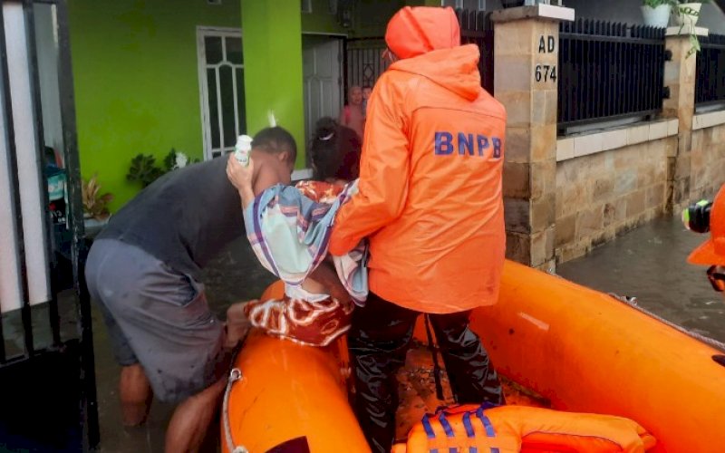 EVAKUASI. Tim BPBD Provinsi Sulsel bersiaga membantu evakuasi korban terdampak banjir di Kota Makassar, Selasa (7/12/2021). foto: istimewa
