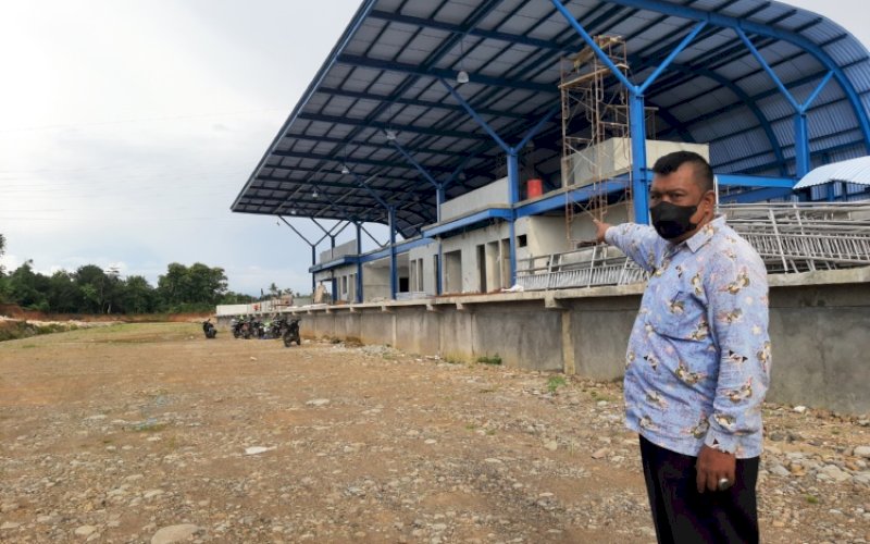 PEMBANGUNAN. Kepala Desa Marumpa, Bakri Saleh, memperlihatkan lokasi pembangunan stasiun dan rel kereta api lintas Makassar-Parepare di Desa Marumpa, Kecamatan Marusu, Kabupaten Maros, Kamis (16/12/2021). foto: doelbeckz/pluz.id