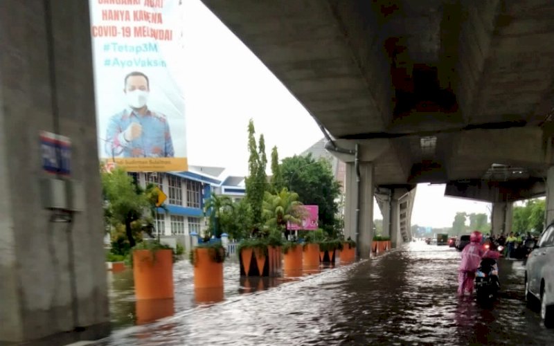 GENANGAN AIR. Kondisi genangan air di sepanjang Jl AP Pettarani, Kota Makassar, Selasa (7/12/2021). foto: istimewa