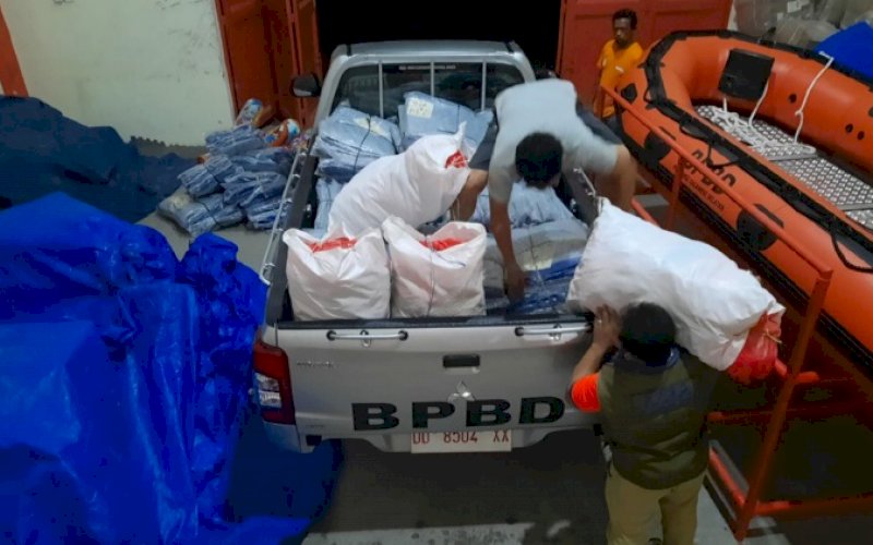 BANTUAN. Tim Pemprov Sulsel mempersiapkan pengiriman bantuan logistik dan medis ke Kabupupate Kepulauan Selayar yang terdampak gempa yang mengguncang Larantuka, Nusa Tenggara Timur (NTT), Selasa (14/12/2021) siang. foto: istimewa