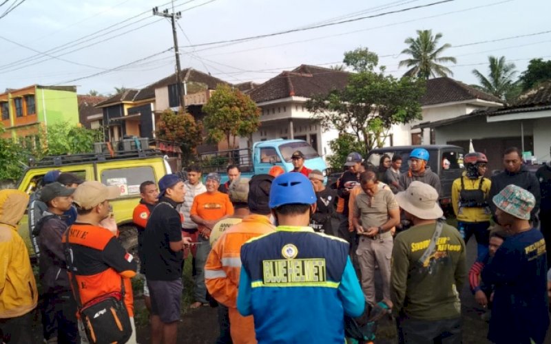 BANTUAN. Partai Gelora melalui organisasi sayapnya, Blue Helmet terjun langsung ke lokasi bencana erupsi Gunung Semeru di Lumajang, Jawa Timur, Sabtu (4/12/2021) sore. foto: istimewa