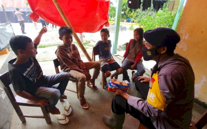 TRAUMA HEALING. Personel Brimob Bone melaksanakan trauma healing kepada warga masyarakat khusus anak-anak korban gempa Kabupaten Kepulauan Selayar, Rabu (22/12/2021). foto: istimewa