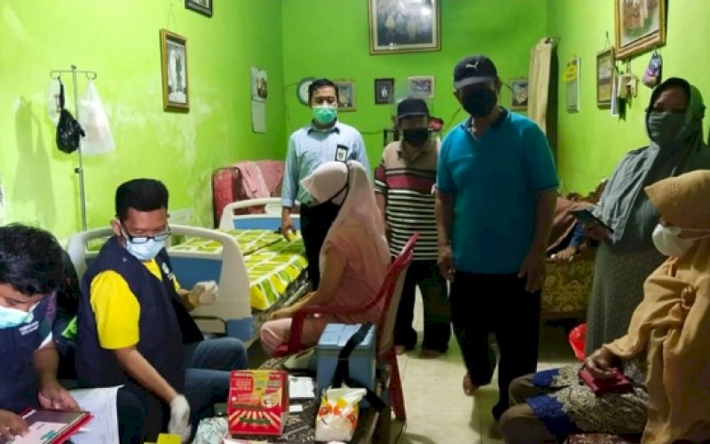 VAKSINASI. Suasana vaksinasi di kediaman Sekretaris Dinas Kependudukan dan Catatan Sipil (Dukcapil) Makassar, Chaidir, di Kompleks BTN Agraria, Kota Makassar, Jumat (24/12/2021). foto: istimewa
