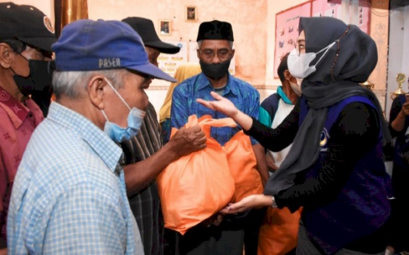 BERI BANTUAN. Ketua Garnita Malahayati Sulsel, Andi Rachmatika Dewi, menyalurkan bantuan untuk kelompok Lanjut Usia (Lansia) Al Masyair di Kecamatan Tamalate, Kota Makassar, Kamis (23/12/2021). foto: istimewa