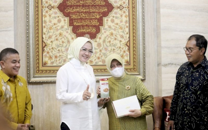 SILATURAHMI. Wali Kota Makassar Moh Ramdhan Pomanto bersama Ketua TP PKK Kota Makassar Indira Jusuf Ismail menjamu Wali Kota Palu Hadianto Rasyid bersama istri di kediaman pribadinya, Jl Amirullah, Kota Makassar, Jumat (3/11/2021). foto: istimewa