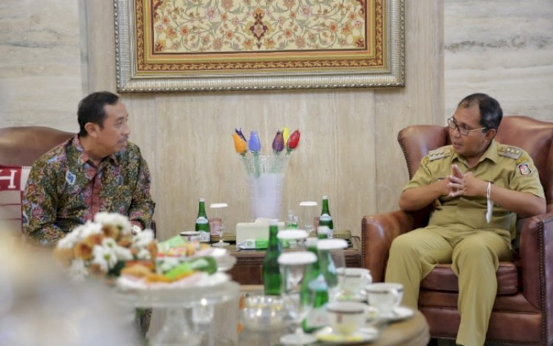 PERTEMUAN. Wali kota Makassar, Moh Ramdhan Pomanto, menerima kunjungan kerja Bupati Rembang Abdul Hafidz di kediaman pribadinya, Jl Amirullah, Kota Makassar, Senin (14/12/2021). foto: istimewa