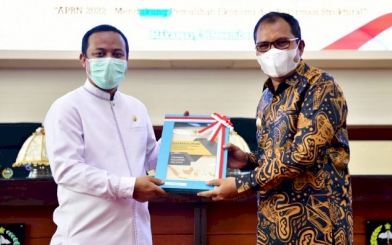 PENYERAHAN DIPA. Plt Gubernur Sulsel Andi Sudirman Sulaiman (kiri) menyerahkan DIPA dan Daftar Alokasi TKDD 2022 kepada Wali Kota Makassar, Moh Ramdhan Pomanto di Ruang Rapat Pimpinan Kantor Gubernur Sulsel, Kota Makassar, Jumat (3/11/2021). foto: istimewa