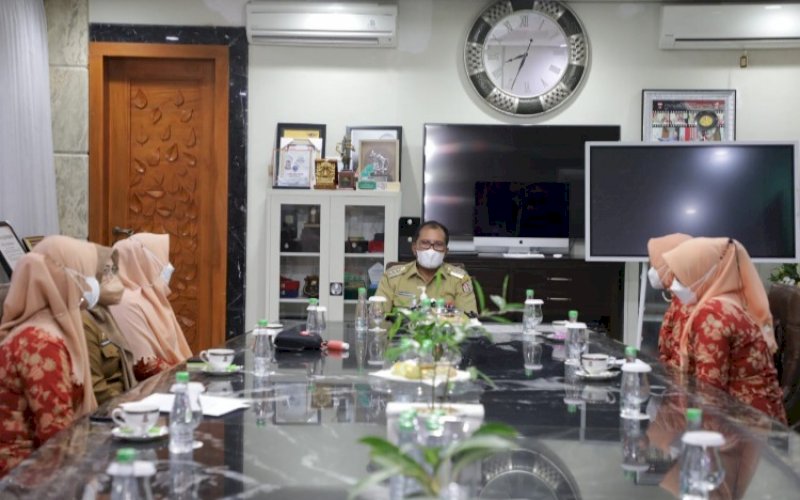 PERTEMUAN. Ketua DWP Makassar Andi Batari Toja Sanapati mengunjungi kediaman Wali Kota Makassar Moh Ramdhan Pomanto di Jl Amirullah, Kota Makassar, Senin (6/12/2021). foto: istimewa