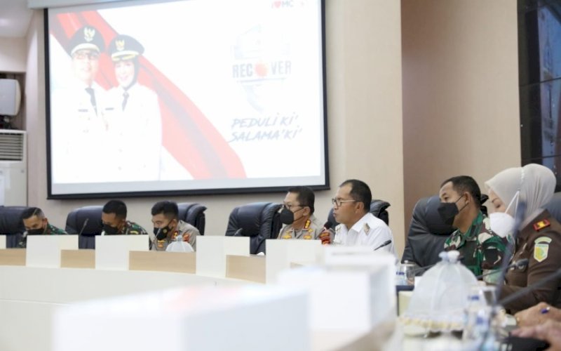 RAPAT KOORDINASI. Wali Kota Makassar, Moh Ramdhan Pomanto, didampingi jajaran Forkopimda Makassar jelang perayaan natal dan tahun baru yang diadakan di Ruang Sipakatau Lantai II Kantor Balai Kota Makassar, Rabu (15/12/2021). foto: istimewa