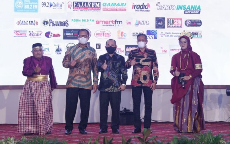 PEDULI. Wali Kota Makassar, Moh Ramdhan Pomanto (kedua kiri), menerima penghargaan khusus dari KPID Provinsi Sulsel sebagai kepala daerah peduli penyiaran dalam ajang KPID Award 2021 yang digelar di Baruga Karaeng Pattingngalloang, Rujab Gubernur Sulsel, Sabtu (4/12/2021). foto: istimewa