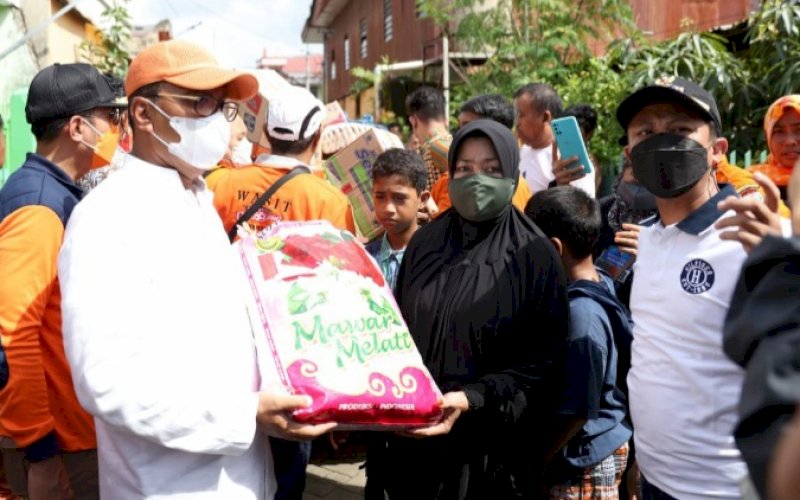 BERI BANTUAN. Wali Kota Makassar, Moh Ramdhan Pomanto, meninjau dan menemui warga korban angin puting beliung di RT 3, RW 1, Kelurahan Maccini Parang, Kecamatan Makassar, Jumat (24/12/2022). foto: istimewa