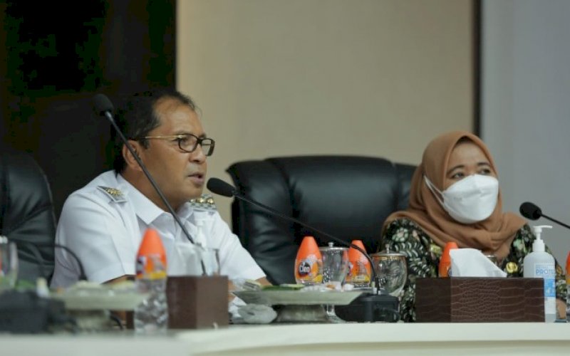 SAMBUTAN. Wali Kota Makassar Moh Ramdhan Pomanto menyambut Bupati Kabupaten Sleman Kustini Sri Purnomo bersama beberapa pejabatnya saat bertandang ke Kantor Balai Kota Makassar, Rabu (8/12/2021). foto: istimewa