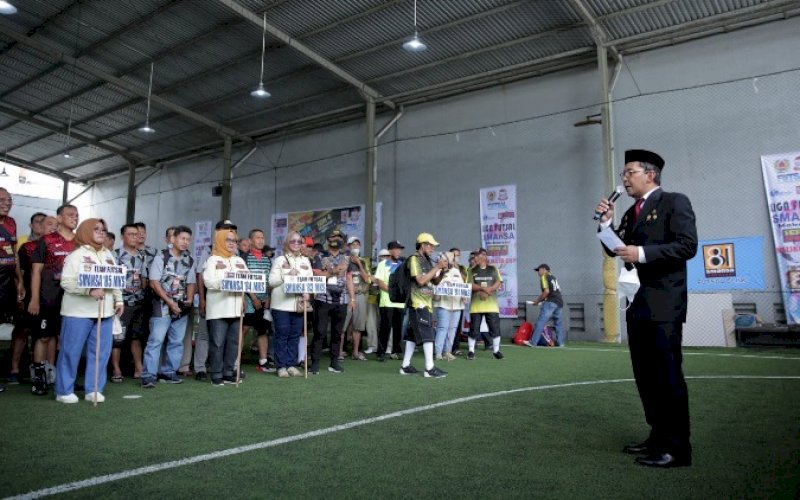 PEMBUKAAN. Wali Kota Makassar, Moh Ramdhan Pomanto, membuka Liga Futsal Smansa Makassar seri IV di Lapangan Futsal Soulmate Makassar, Sabtu (11/12/2021). foto: istimewa