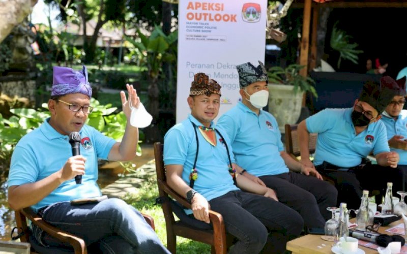 MAYOR TALK. Wali Kota Makassar Moh Ramdhan Pomanto (kiri) tampil bersama Ketua Umum Apeksi yang juga Wali Kota Bogor Bima Arya (kedua kiri) sebagai pembicara dalam sesi Mayor Talk Apeksi Outlook 2021 di Segara Village Sanur, Denpasar, Bali, Sabtu (18/12/2021). foto: istimewa