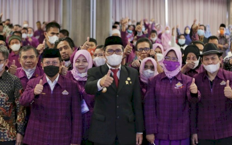 PELANTIKAN. Wali Kota Makassar, Moh Ramdhan Pomanto, menghadiri pelantikan DPC HIKMA Kota Makassar yang diketuai Yusni di Hotel Mercure Makassar, Sabtu (11/12/2021). Turut hadir Ketua DPW HIKMA Provinsi Sulsel, Muh Ansar. foto: istimewa