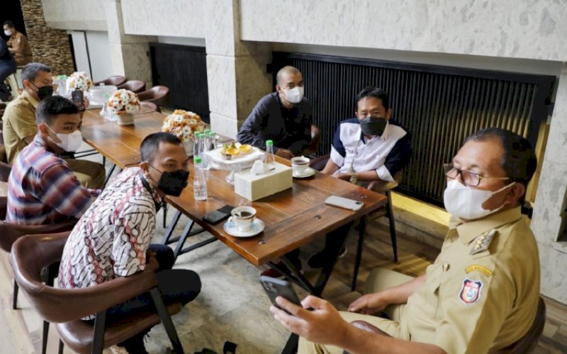SILATURAHMI. Wali Kota Makassar, Moh Ramdhan Pomanto, menerima kunjungan silaturahmi PFI Makassar di kediaman pribadinta, Jl Amirullah, Kota Makassar, Senin (6/11/2021). foto: istimewa