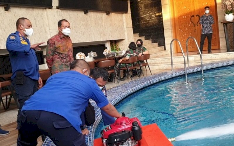 SIMULASI. Wali Kota Makassar Moh Ramdhan Pomanto bersama Plt Kepala Dinas Pemadam Kebakaran Makassar Hasanuddin memantau simulasi Pemadam Kebakaran (PK) Lorong di kediamannya, Kamis (9/10/2021). foto: istimewa