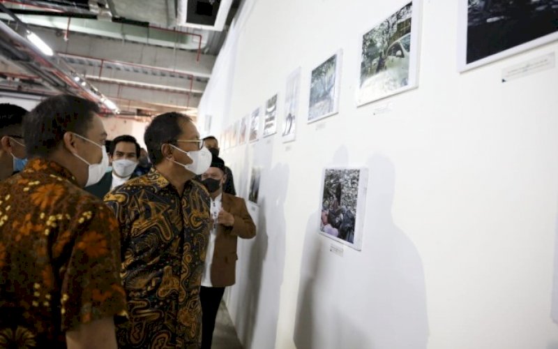 PAMERAN FOTO. Wali Kota Makassar, Moh Ramdhan Pomanto, mengamati foto pada pameran foto yang menjadi rangkaian dari Pekan Raya Jurnalistik (PRJ) UIN Makassar di Mal Nipah Makassar, Jumat (3/11/2021). foto: istimewa