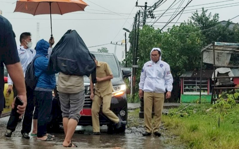 MEMANTAU. Wali Kota Makassar, Moh Ramdhan Pomanto (kanan), turun langsung mengecek kondisi terkini, utamanya dampak hujan yang cukup tinggi, beberapa hari terakhir ini, Senin (6/12/2021). foto: istimewa