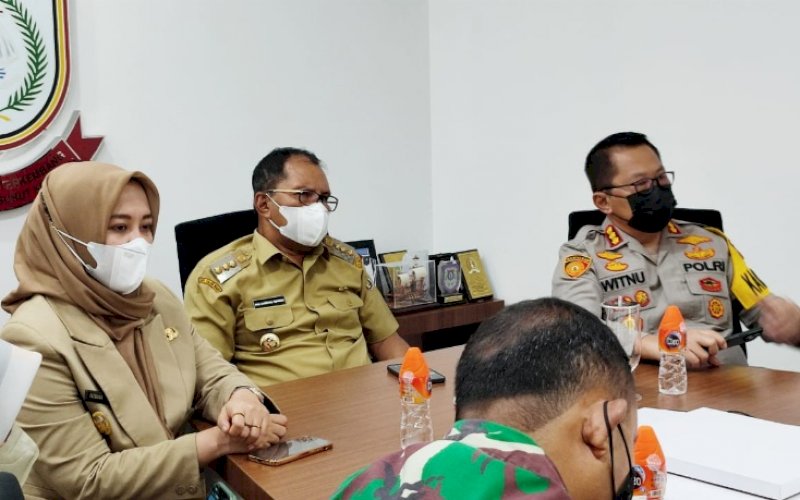 RAPAT VIRTUAL. Wali Kota Makassar, Moh Ramdhan Pomanto, menghadiri rapat pemantapan persiapan tahun baru 2022 secara virtual bersama Menteri Dalam Negeri (Mendagri) di War Room Lantai 10 Balai Kota Makassar, Senin (27/12/2021). foto: istimewa