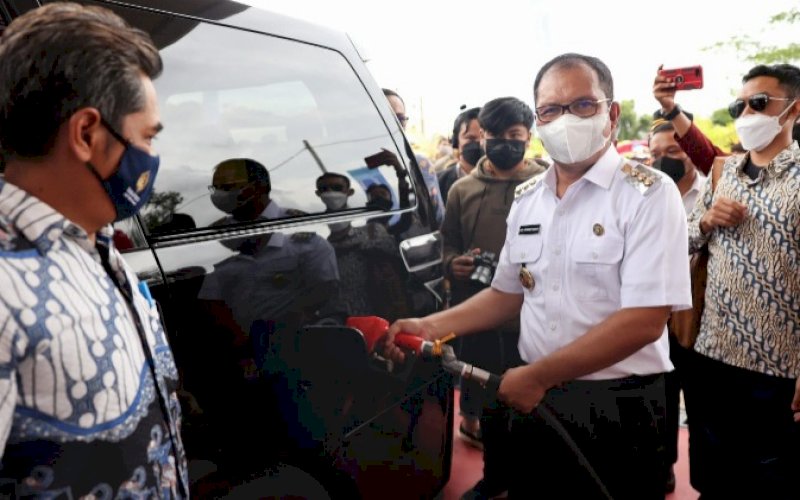ISI BBM. Wali Kota Makassar, Moh Ramdhan Pomanto, melakukukan pengisian BBM saat meresmikan SPBU 73.902.44 tepatnya di Jl Perintis Kemerdekaan, Daya, Kota Makassar, Rabu (22/12/2021). foto: istimewa