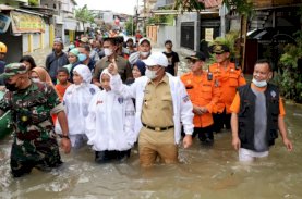 Danny Pomanto Terjang Banjir Setinggi Dada Demi Pastikan Logistik 3.600 Pengungsi Terpenuhi