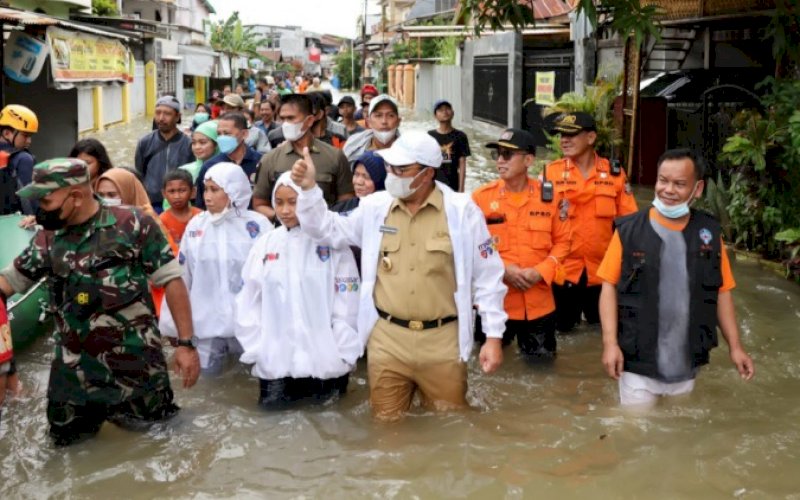 PEMANTAUAN. Kota Makassar, Moh Ramdhan Pomanto, turun langsung memantau dan mengecek kebutuhan warganya yang melakukan pengungsian akibat banjir yang terjadi, Selasa (7/12/2021). foto: istimewa