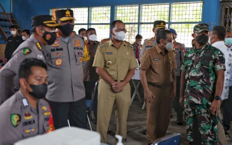 PENINJAUAN. Wali Kota Makassar, Moh Ramdhan Pomanto (tengah), meninjau vaksinasi massal bersama Kapolda Sulsel Irjen Pol Nana Sudjana di SMKN 10 Makassar, Selasa (28/12/2021). foto: istimewa