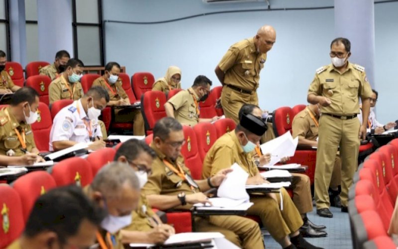 MEMANTAU. Wali Kota Makassar, Moh Ramdhan Pomanto, menyempatkan waktunya memantau jalannya uji kompetensi seleksi terbuka Pemkot Makassar yang diadakan di Gedung Ipteks Unhas Makassar, Senin (6/12/2021). foto: istimewa
