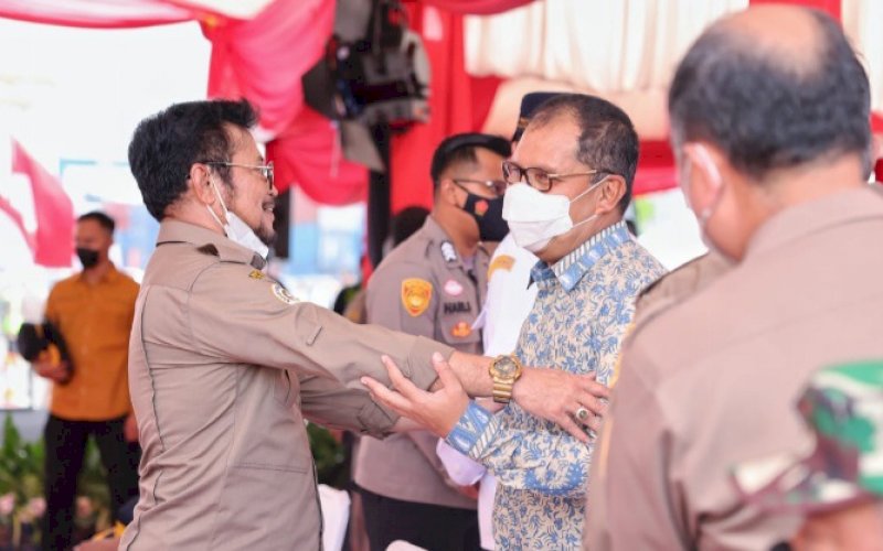 EKSPOR. Wali Kota Makassar Moh Ramdhan Pomanto menyapa Menteri Pertanian Syahrul Yasin Limpo pada pelepasan ekspor komiditi serentak yang dibalut dalam kegiatan Gebyar Ekspor 2021 di Pelabuhan Soekarno-Hatta, Jumat (31/12/2021). foto: istimewa
